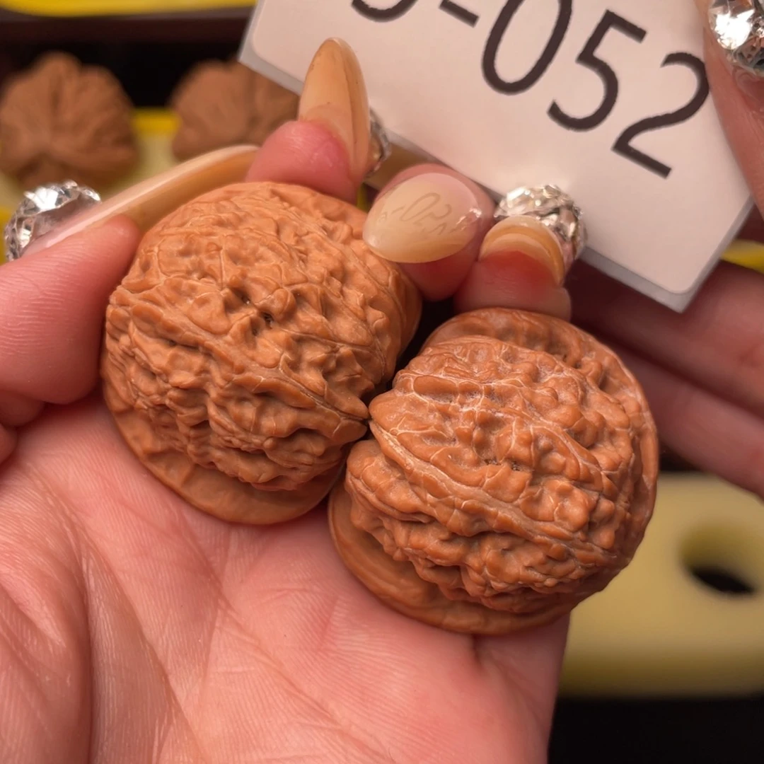 文玩核桃把件37全品红皮白狮子