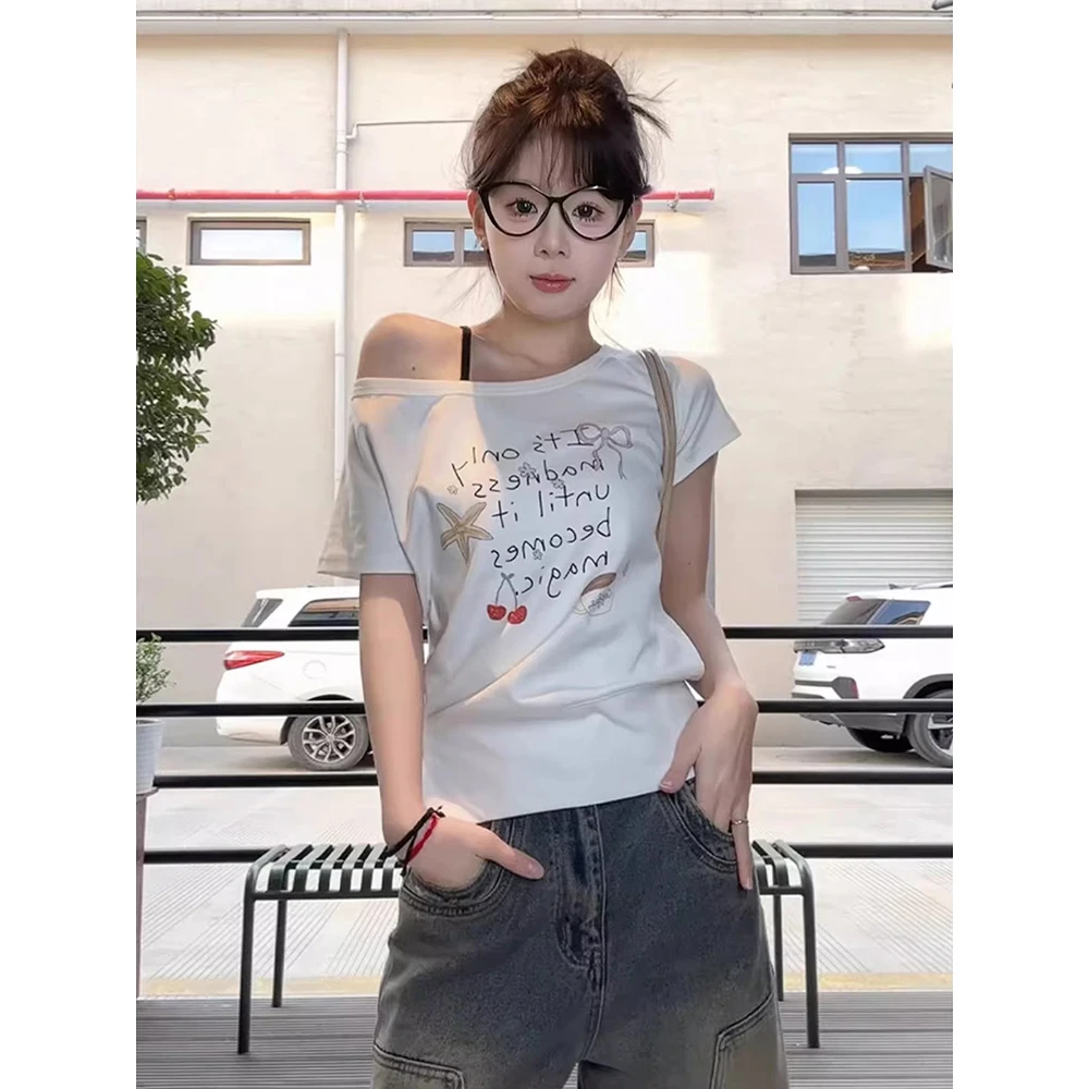 美式辣妹斜肩短袖女装夏季新款手绘涂鸦白色t恤宽松显瘦露肩上衣