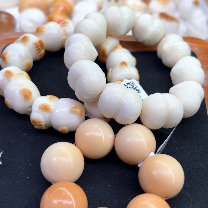 白玉菩提把件96 象牙果原果雕刻屁桃+小熊+圆珠