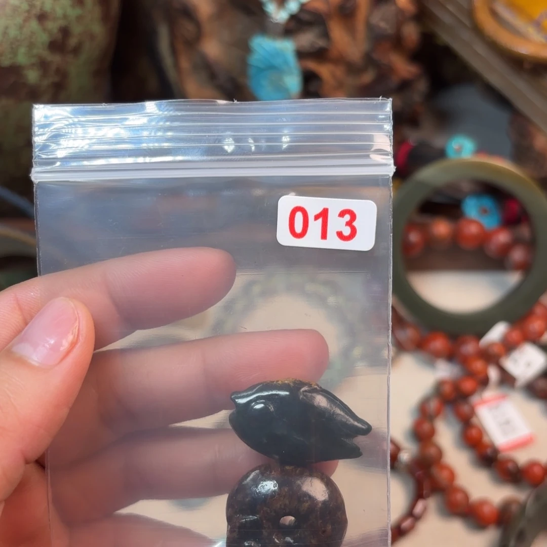 岫岩河磨玉（透闪石质玉）颈饰未镶嵌小**草
