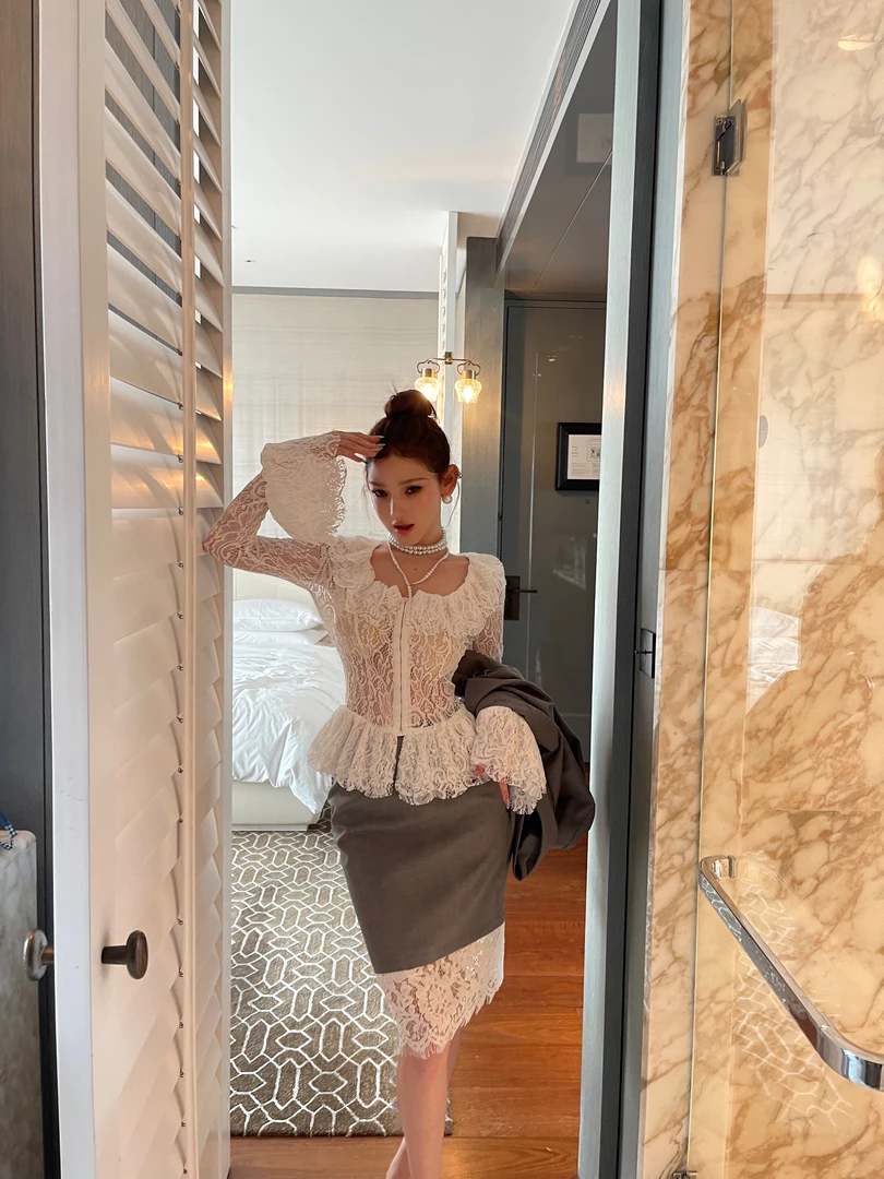 ChiclyNana法式富家千金穿搭白色蕾丝方领上衣高级感打底内搭衬衫