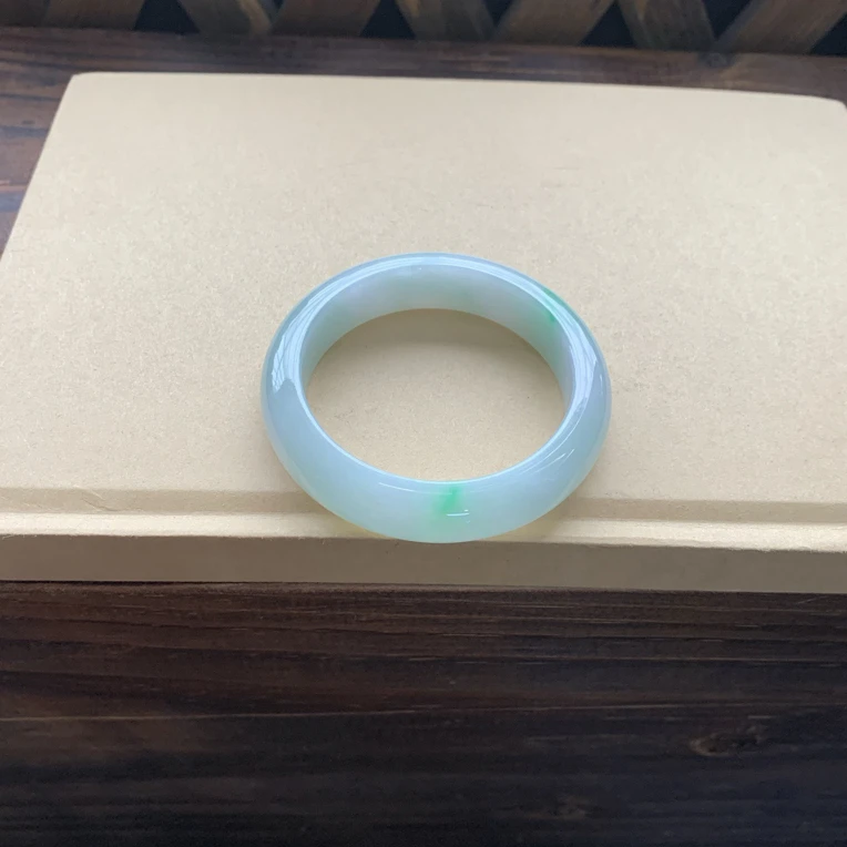 冰透细腻阳绿手镯，特价13800圈口52.1-12.9-8.4，