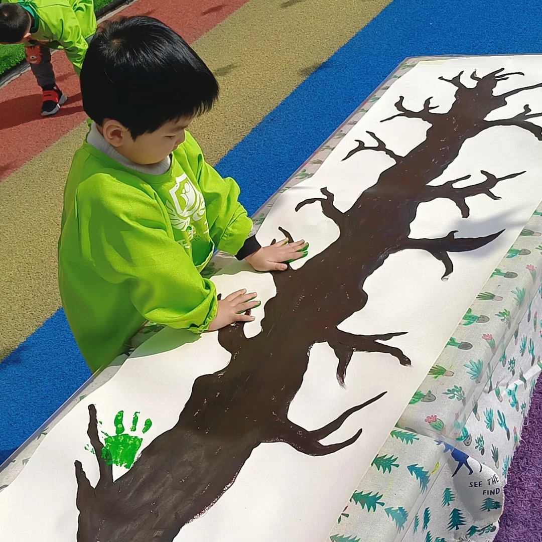 春天植树节幼儿园春季户外活动我给大树添枝丫手掌印画春竖版画卷