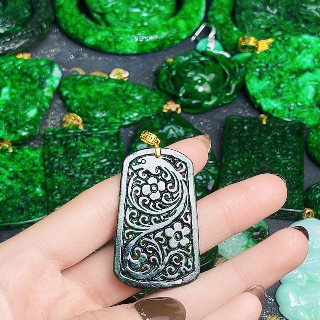 颈饰18K金镶嵌翡翠多样性