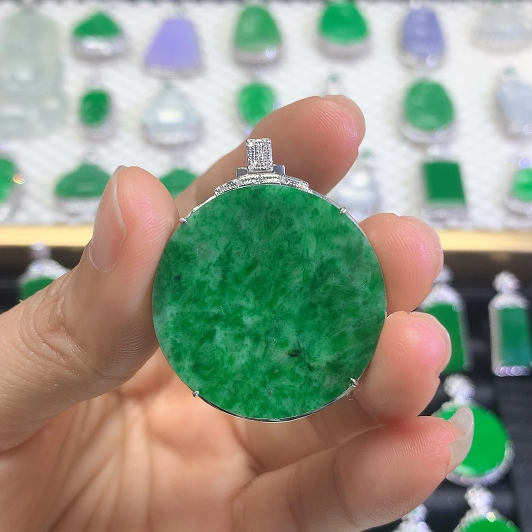 颈饰18K金镶嵌翡翠吊坠