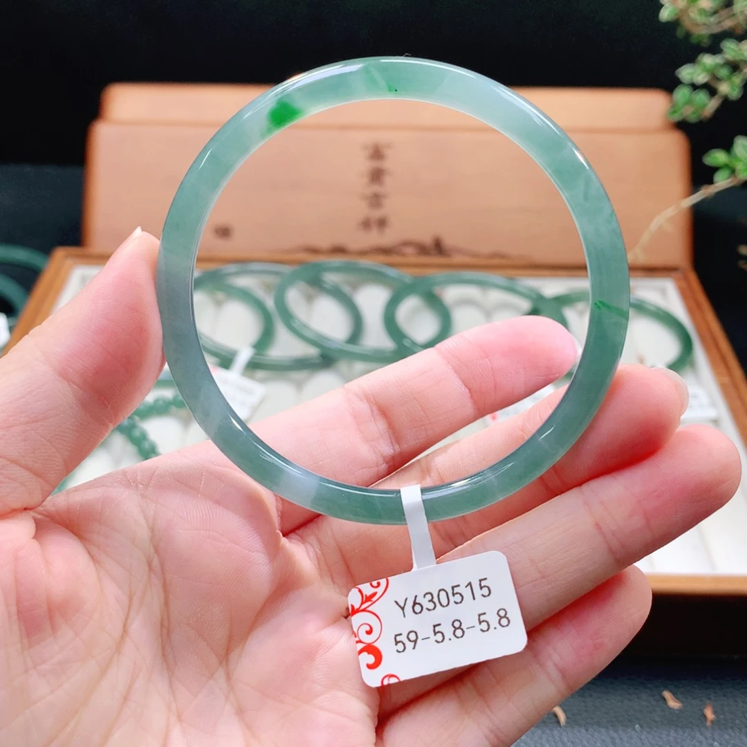 翡翠手镯（圆镯）未镶嵌