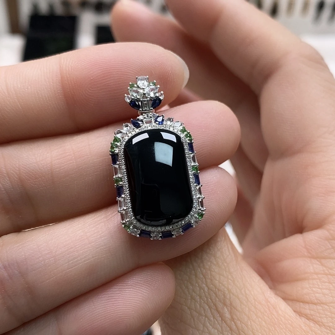 翡翠18K金镶嵌颈饰