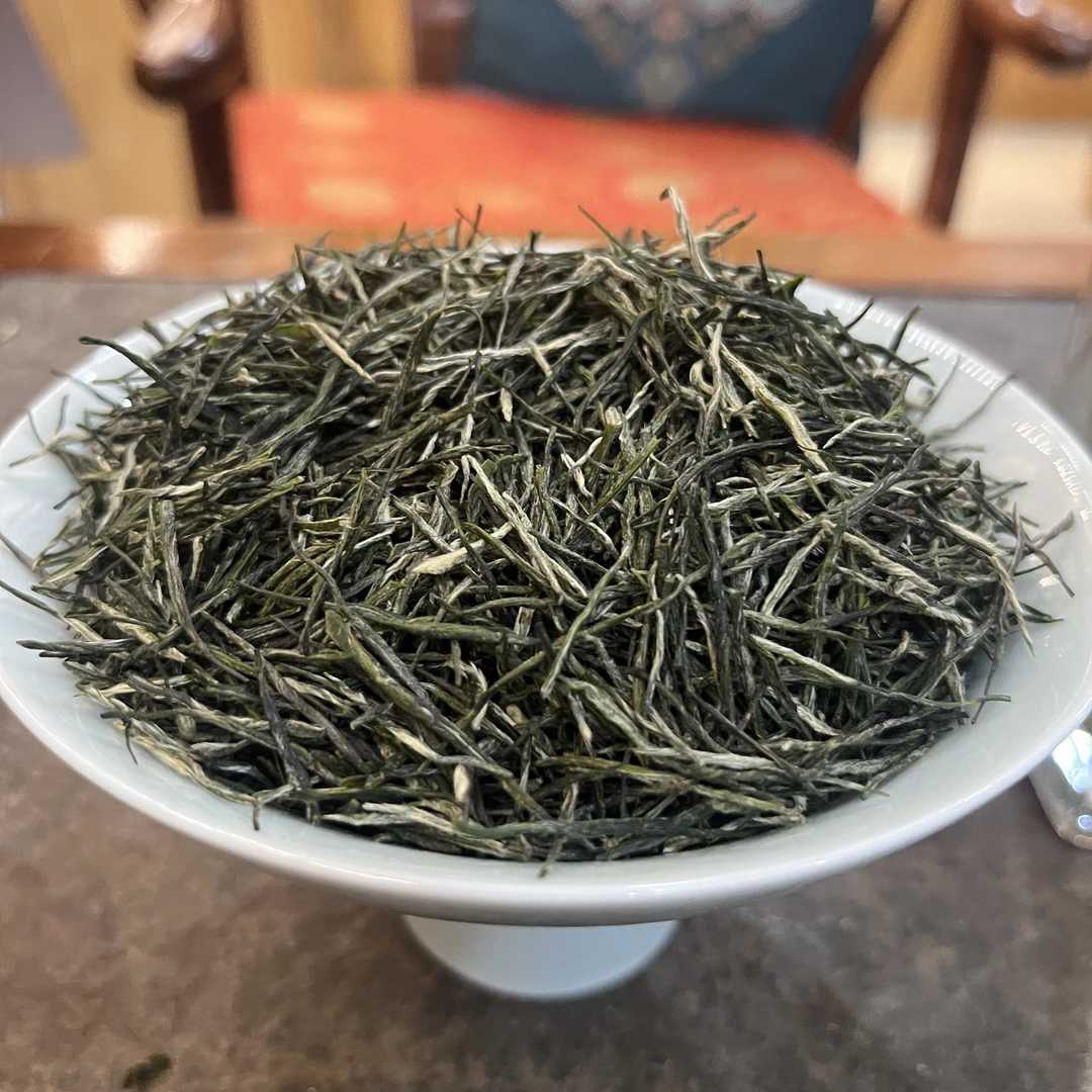 五峰高山芽毛尖条索紧细色泽翠绿显毫回甘鲜爽