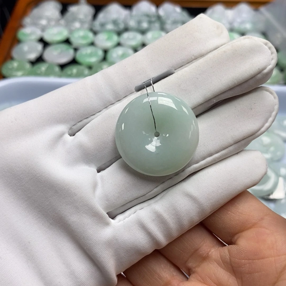 翡翠颈饰未镶嵌平安扣