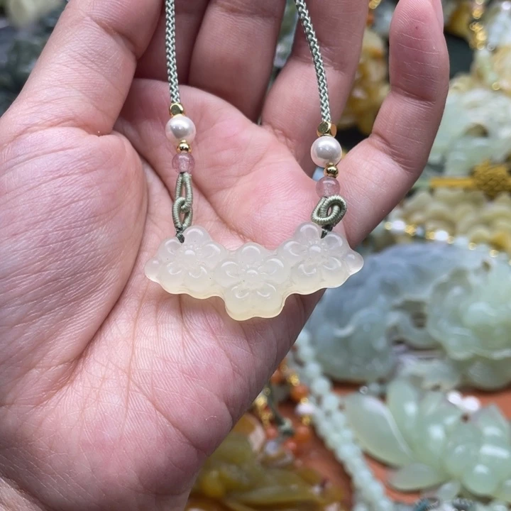 蛇纹石玉吊坠合金