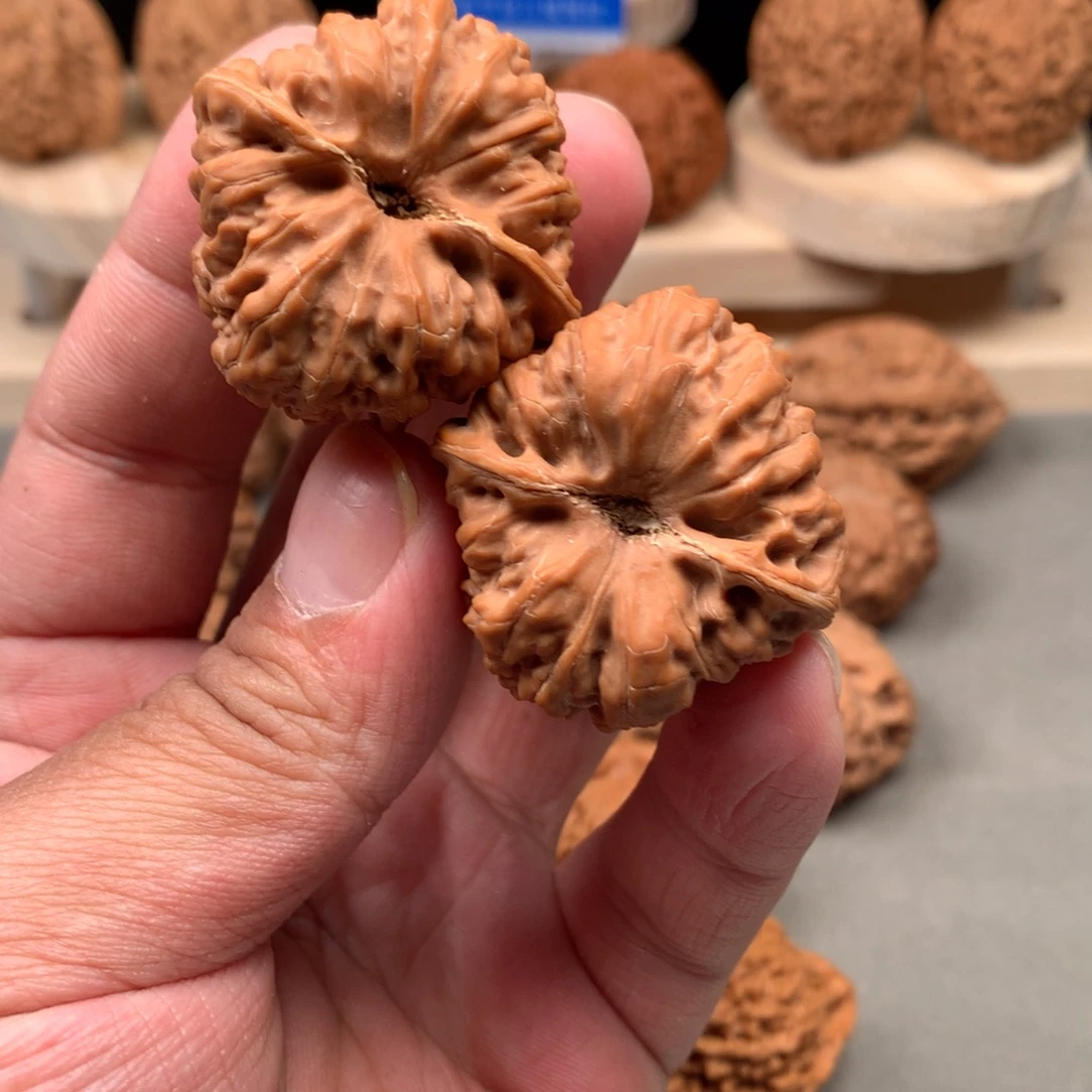 苏***磊桃核吊坠平谷凹底