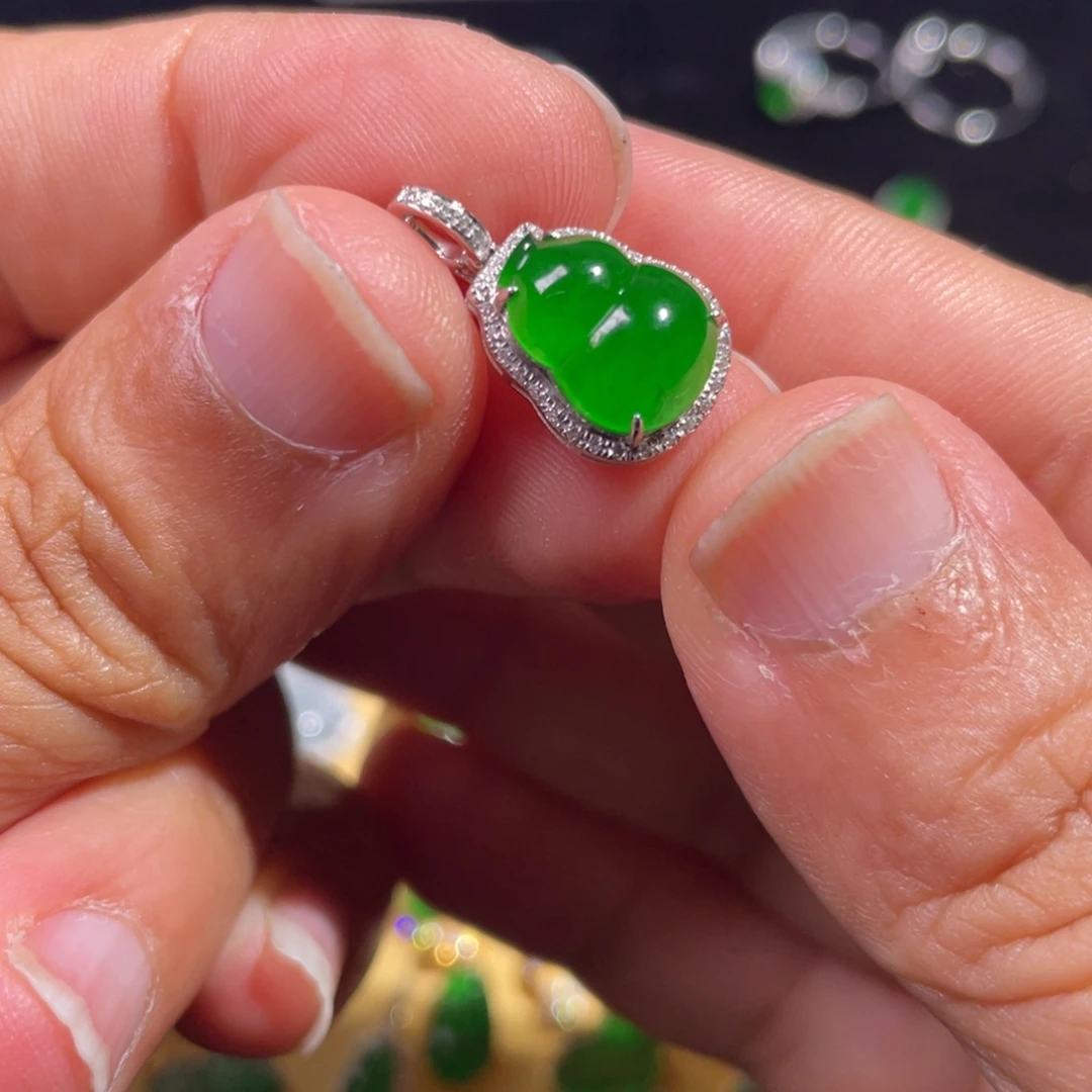 翡翠18K金镶嵌颈饰翡翠