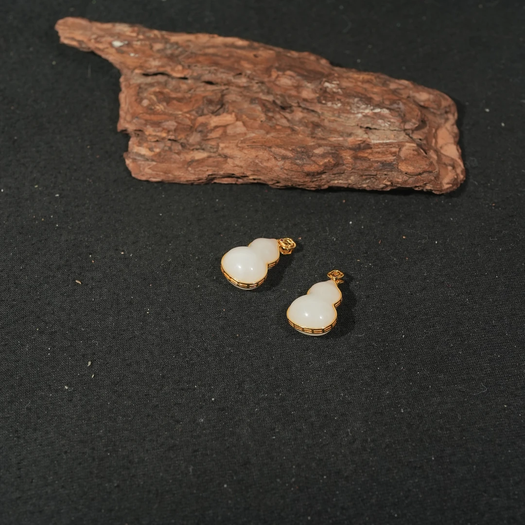 12.3香港王老板-和田玉吊坠多样性发一货品由两部分组成3v30