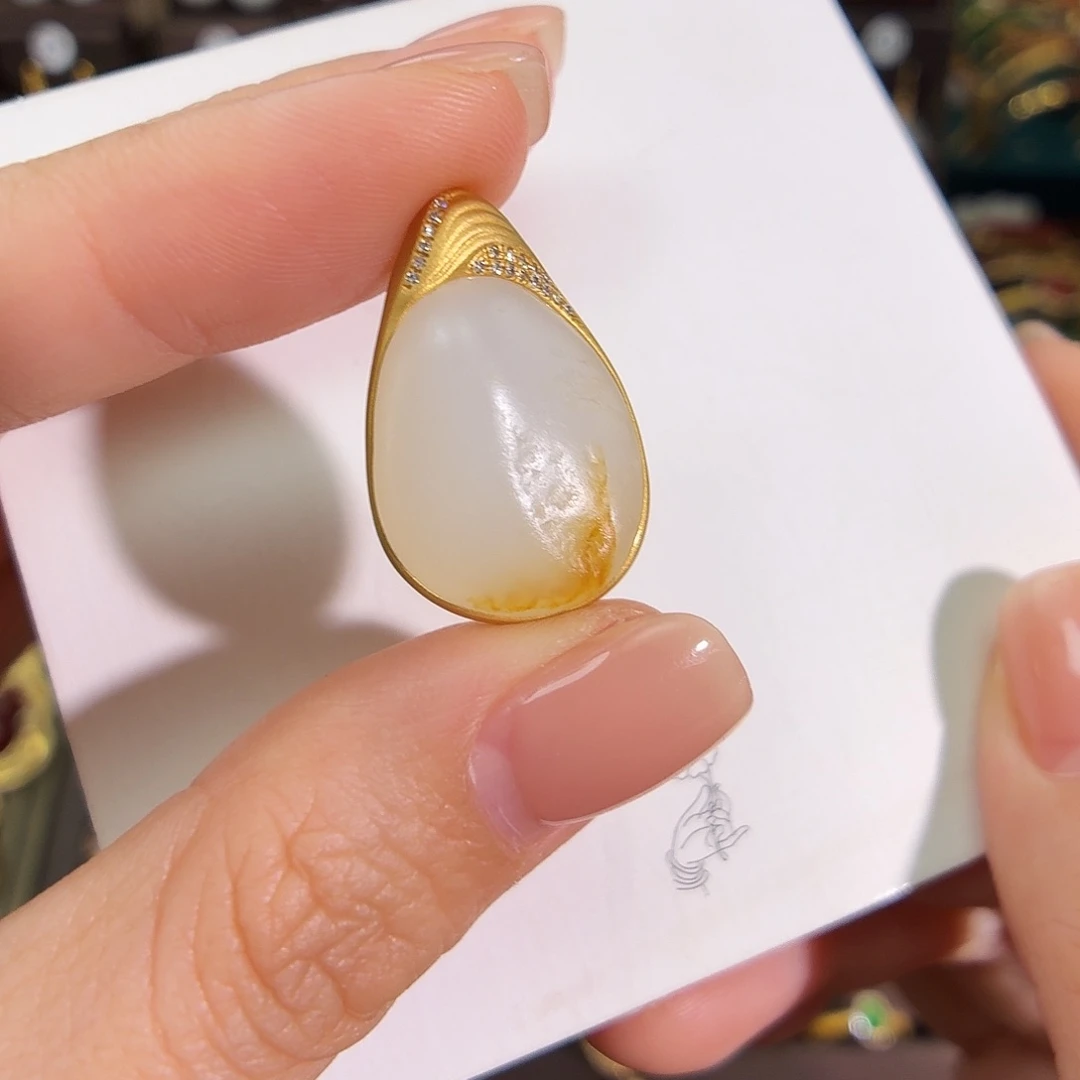 颈饰18K金镶嵌和田玉