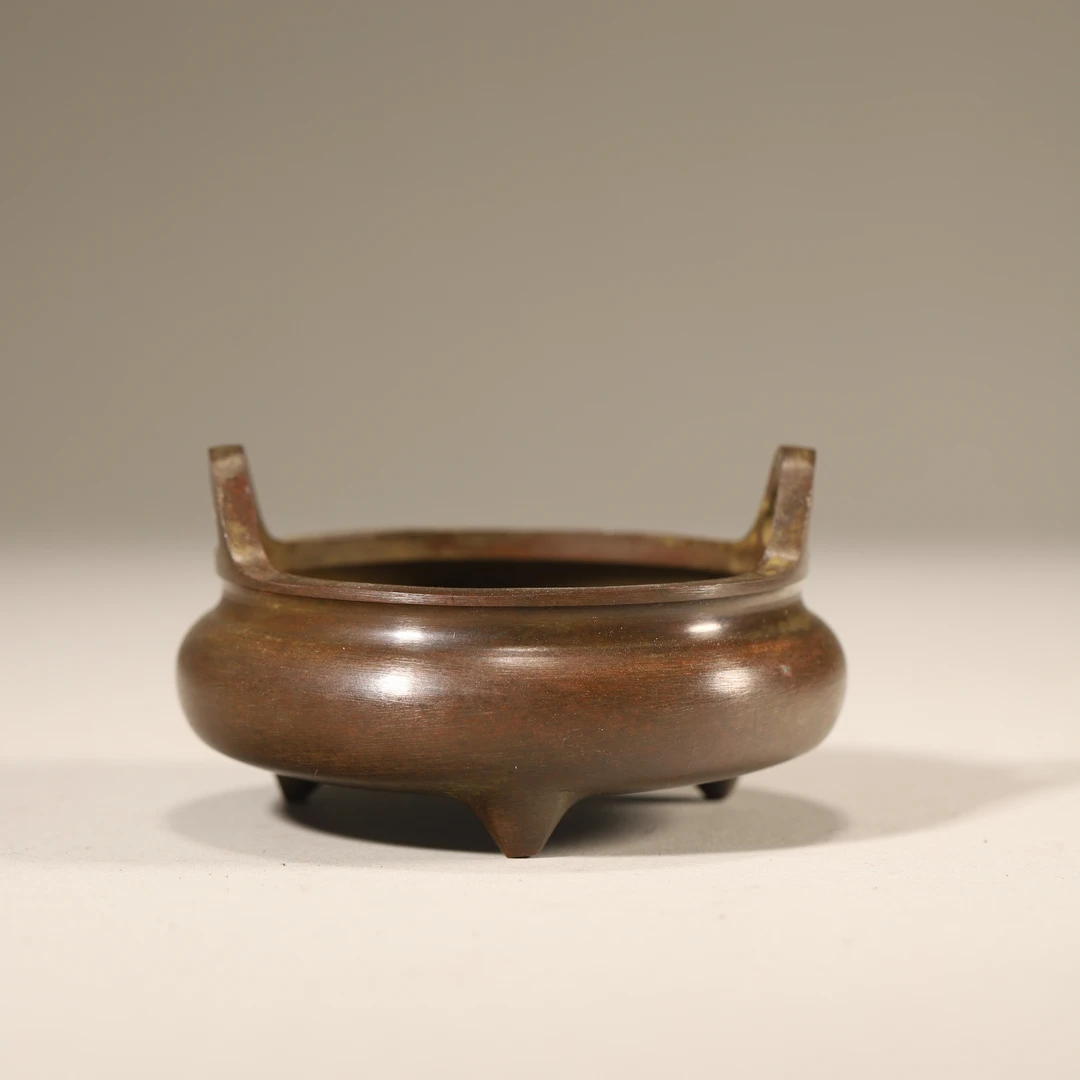 Lot33清代 冲天耳三足铜炉