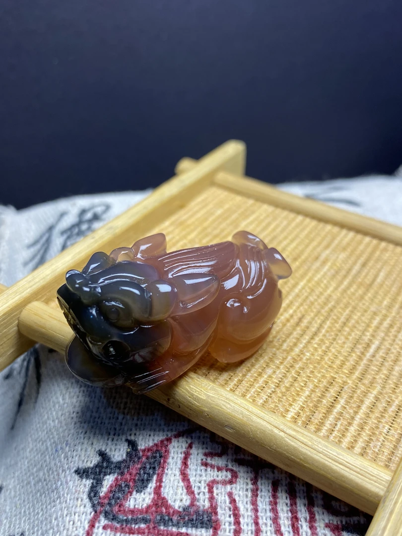 天然玛瑙俏雕貔貅玛瑙雕刻件{无孔，可备注打孔位置}