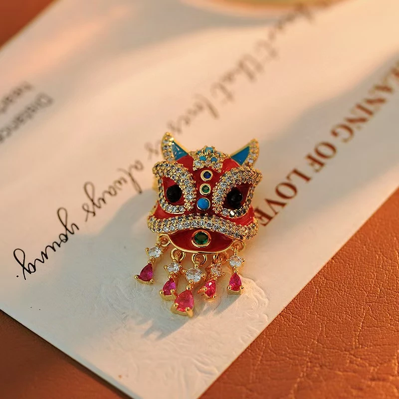 铜合金合成锆石胸针 F056---新中式百搭气质醒狮胸针