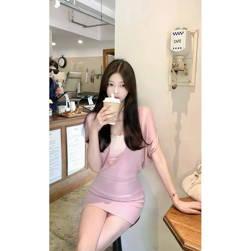 纯欲风辣妹U领蝙蝠袖连衣裙女2025新款温柔气质收腰显瘦包臀裙子