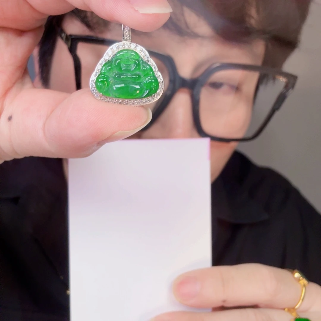 翡翠未镶嵌颈饰一件