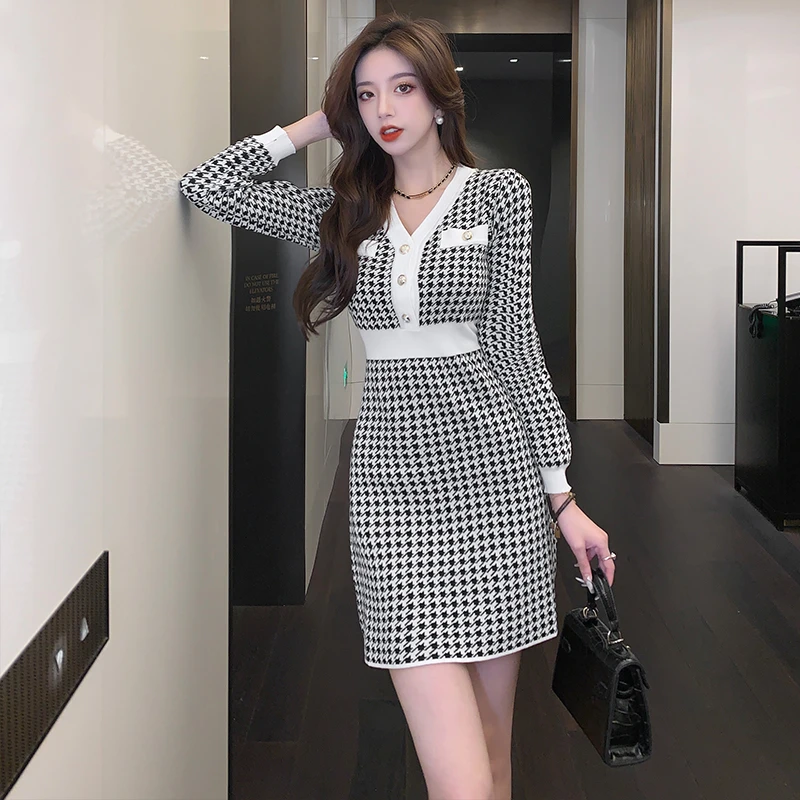 小个子盐系显瘦千鸟格V领连衣裙女秋冬高级感洋气减龄针织包臀裙