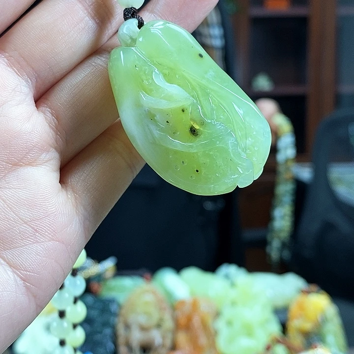 蛇纹石玉吊坠未镶嵌