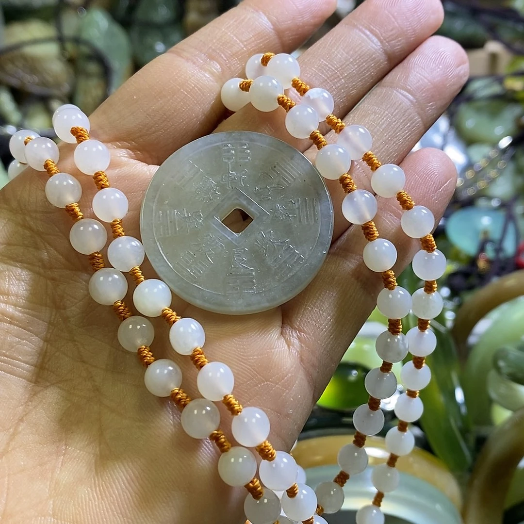 岫玉未镶嵌颈饰一个