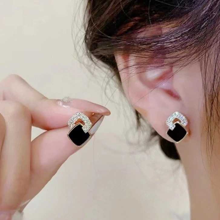 铜合金耳饰 圆脸耳饰黑色方形新款小巧精致高级感气质耳钉耳饰023
