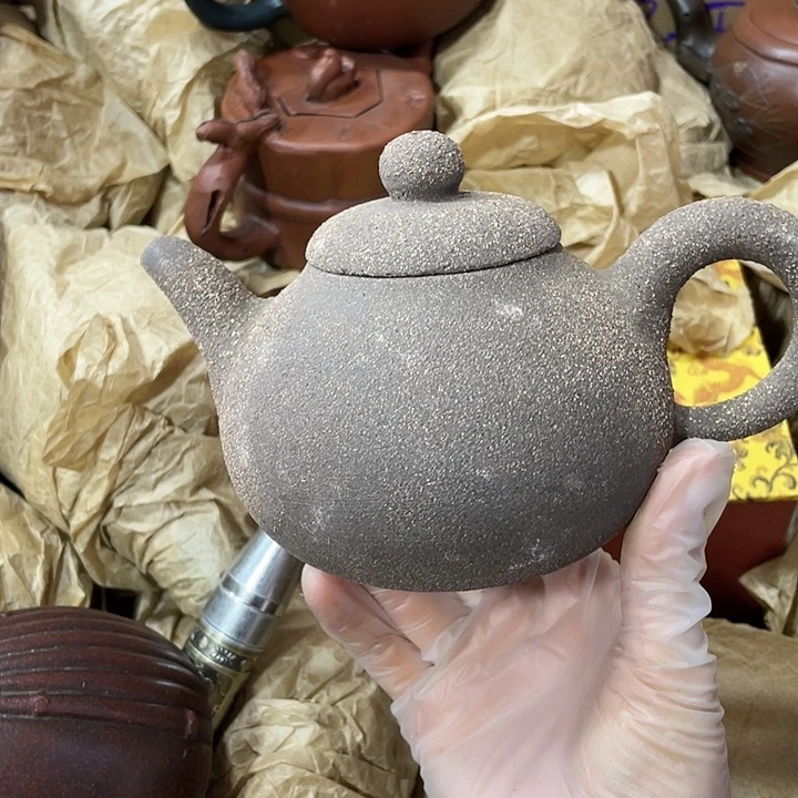 紫砂茶壶矿泥老，手工制作的一把紫砂壶。