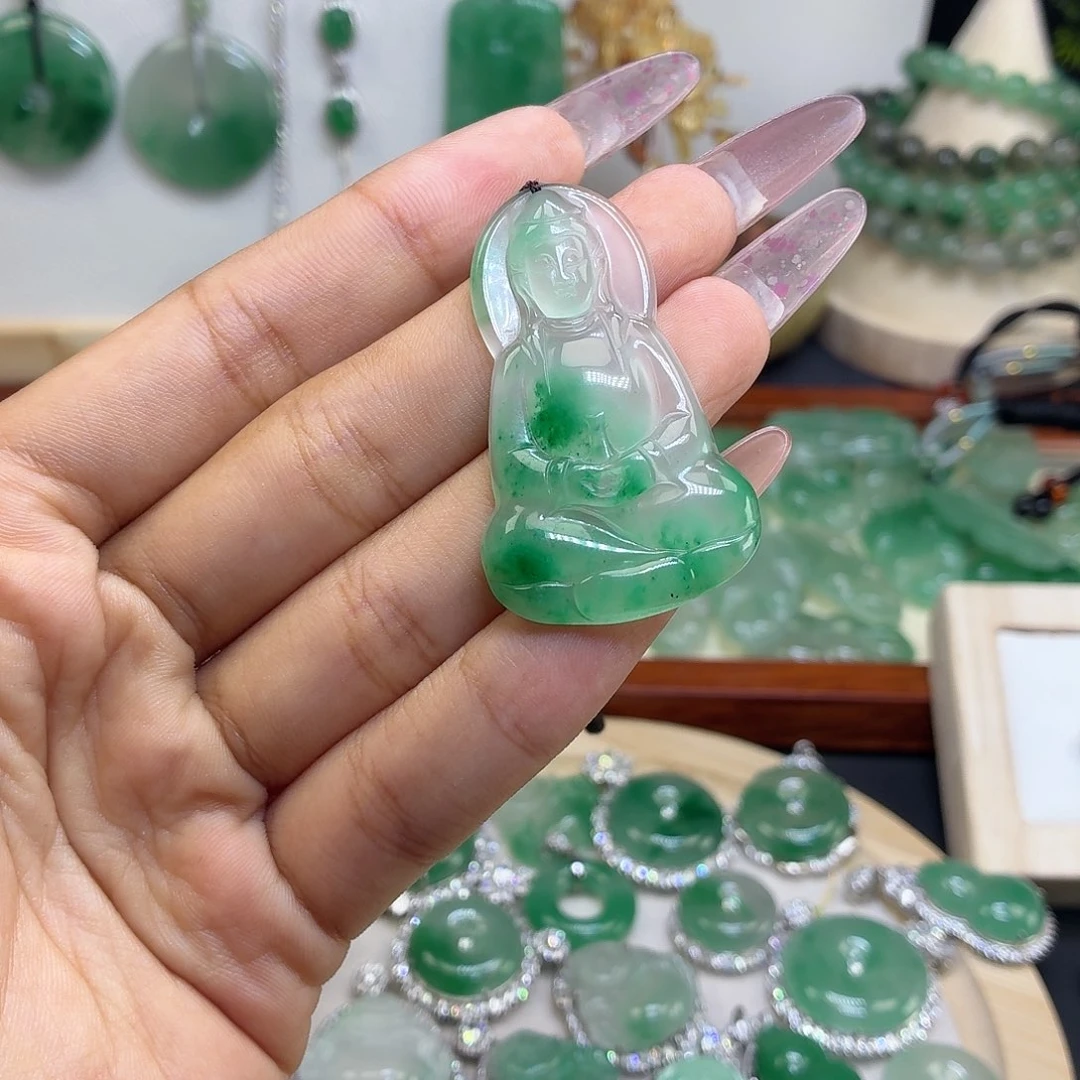 石英质玉（非洲翠）未镶嵌颈饰素衣