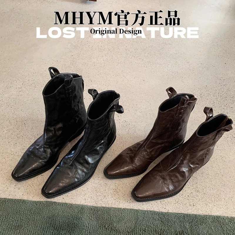 MH官方 时髦尖头真皮V口显瘦粗跟皱感西部短靴女