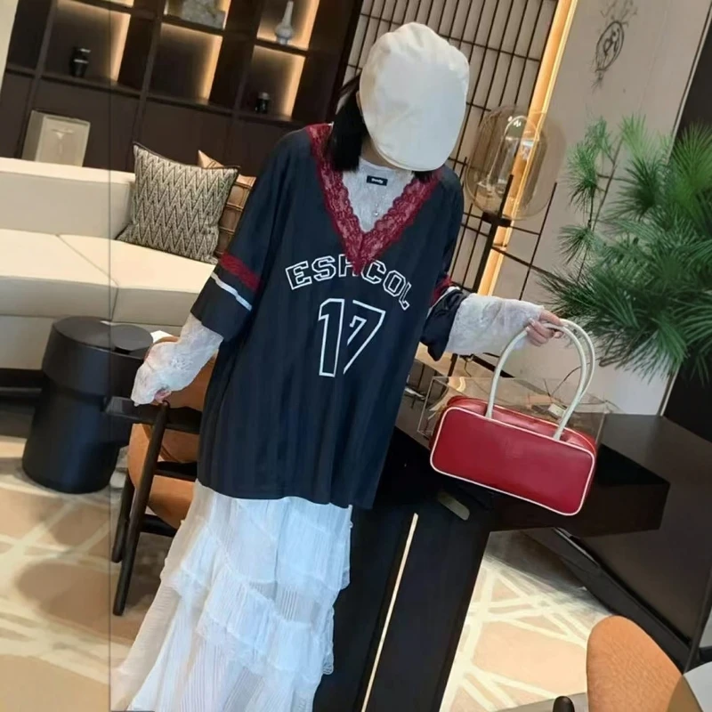 现货【十七红色蕾丝V领球衣】2025夏字母数字印花拼接宽松中袖T恤