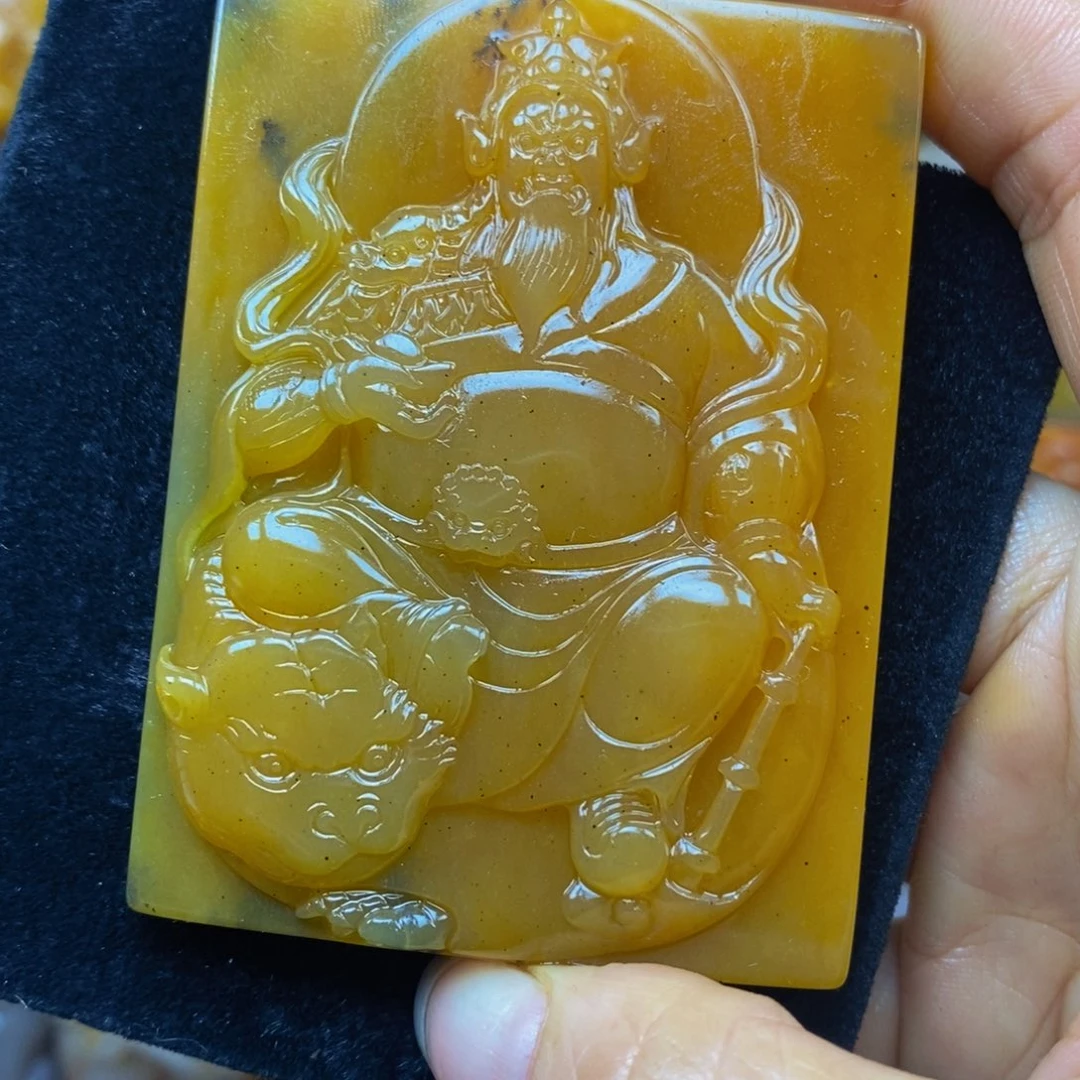 未镶嵌石英质玉（黄龙玉）颈饰