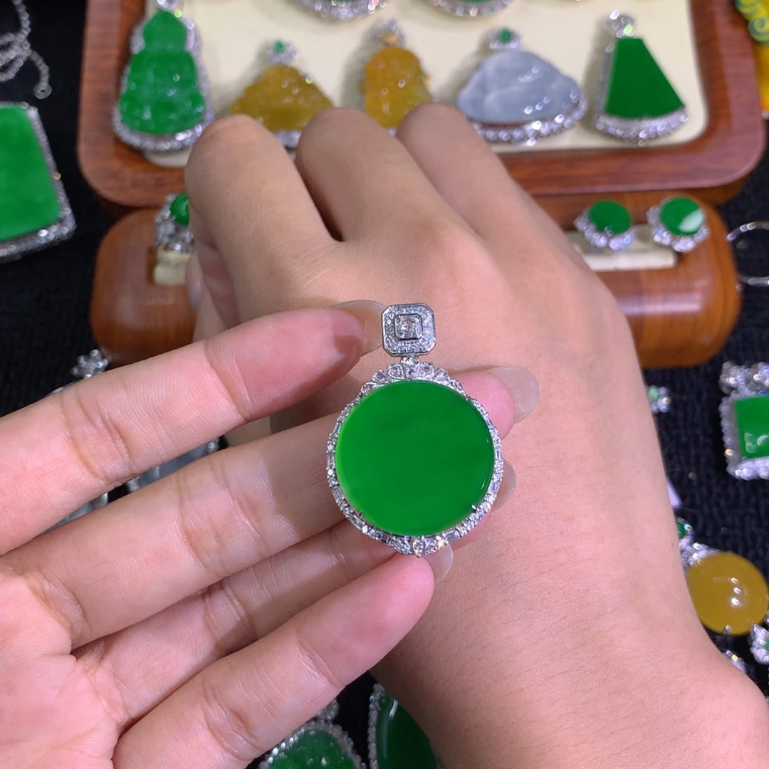 翡翠18K金镶嵌颈饰888888888