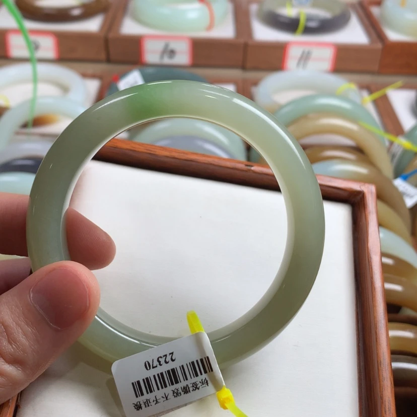 【闪购商品】和田玉手镯未镶嵌57