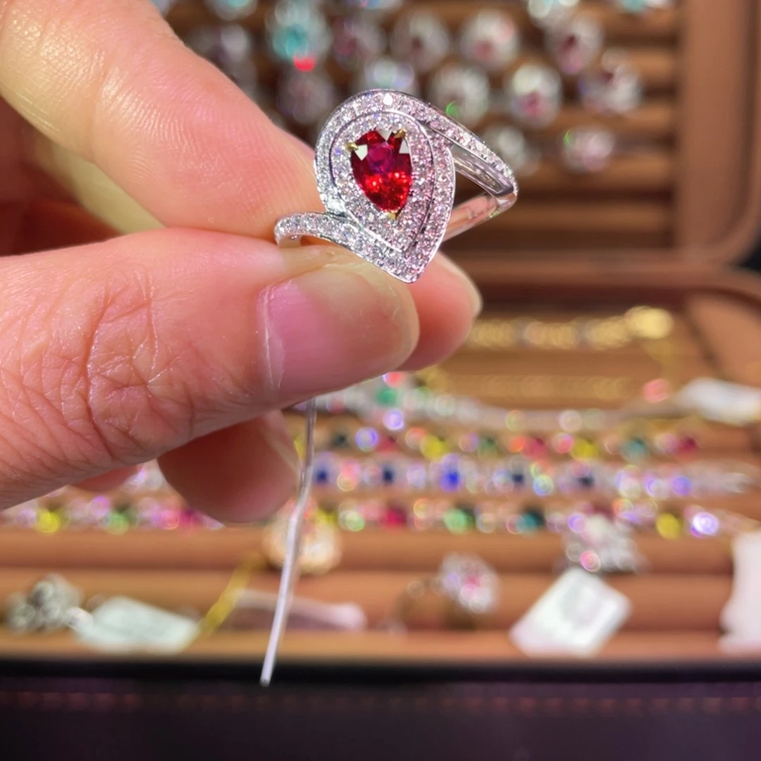 18K金镶嵌戒指红宝石