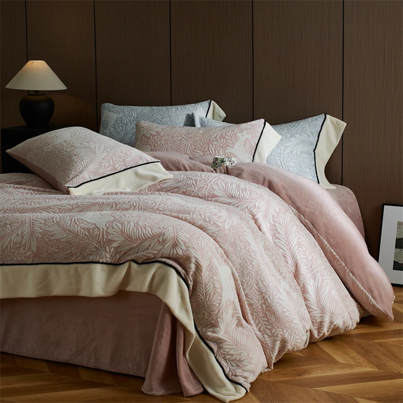 【晴美】高克重牛奶绒雕花四件套-福禄鹿-粉