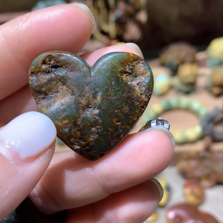 未镶嵌岫岩河磨玉（透闪石质玉）把件