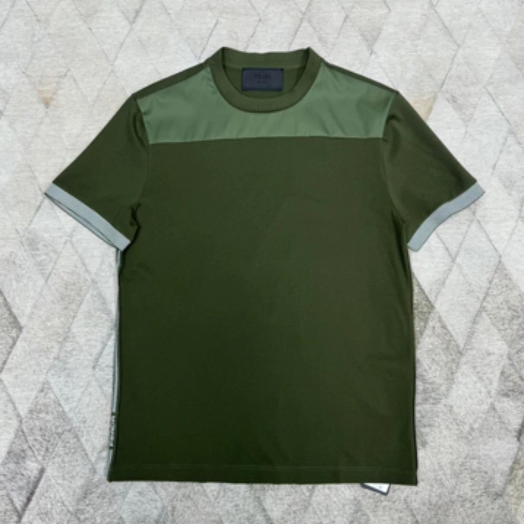 全新未使用 Prada/普拉达 129447 男款尼龙拼接T恤