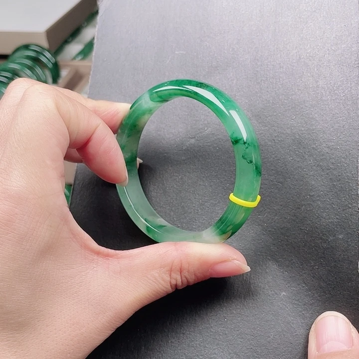 未镶嵌手镯石英质玉