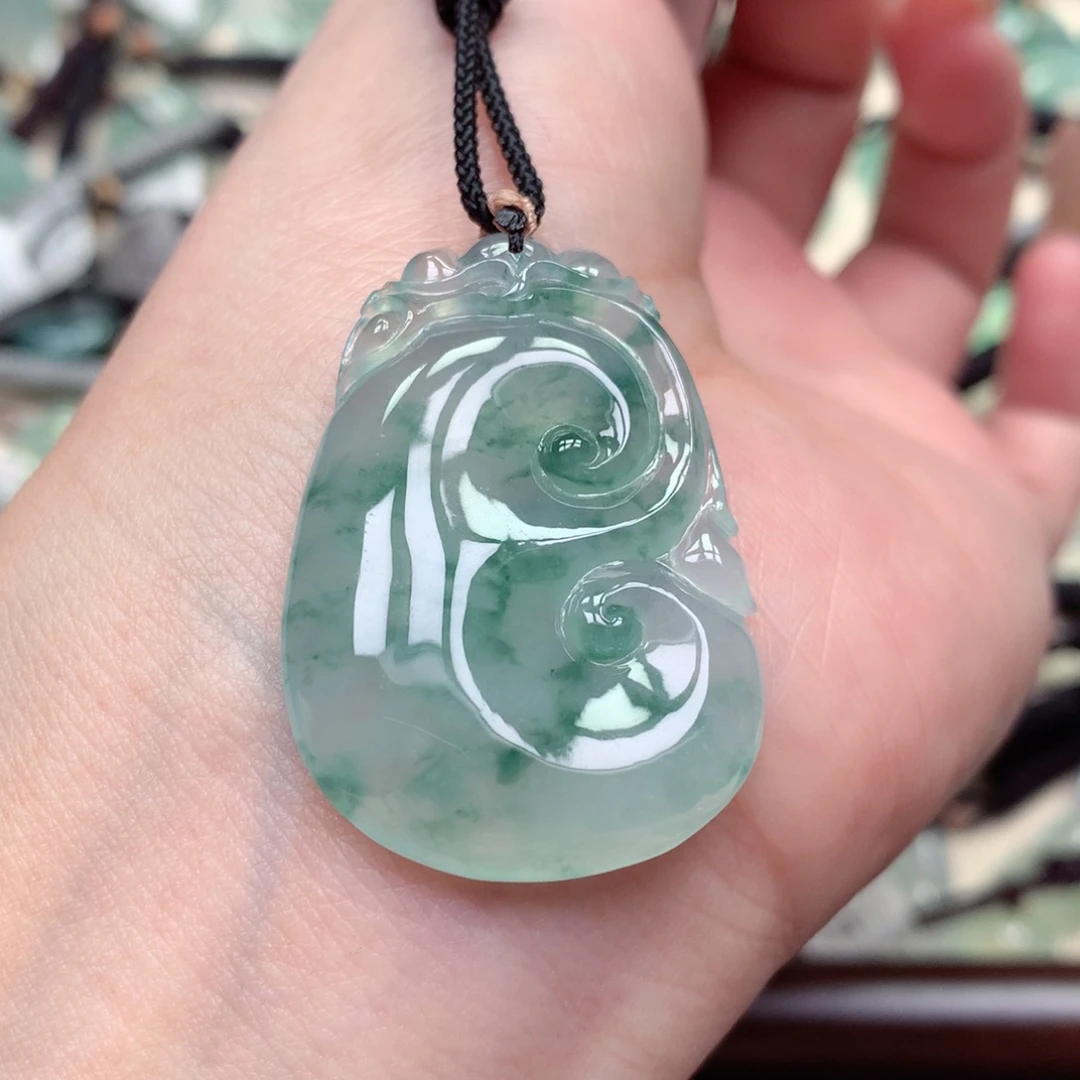 翡翠未镶嵌颈饰如意