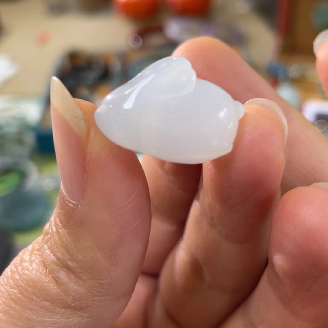 翡翠未镶嵌颈饰兔子