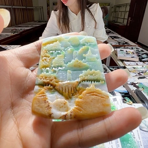 翡翠未镶嵌项圈一个