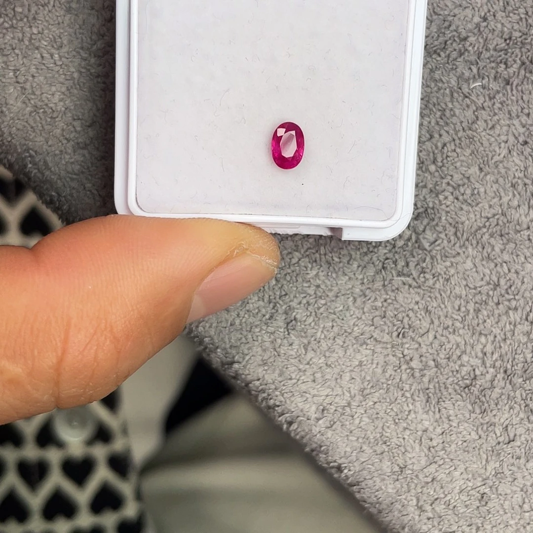 红宝石裸石未镶嵌0.78Ct。