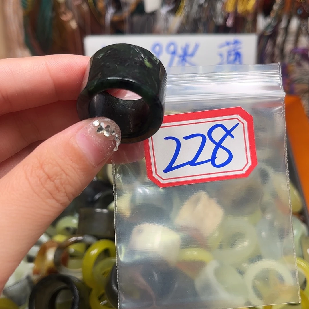 天***雨未镶嵌蛇纹石玉珠宝奇石