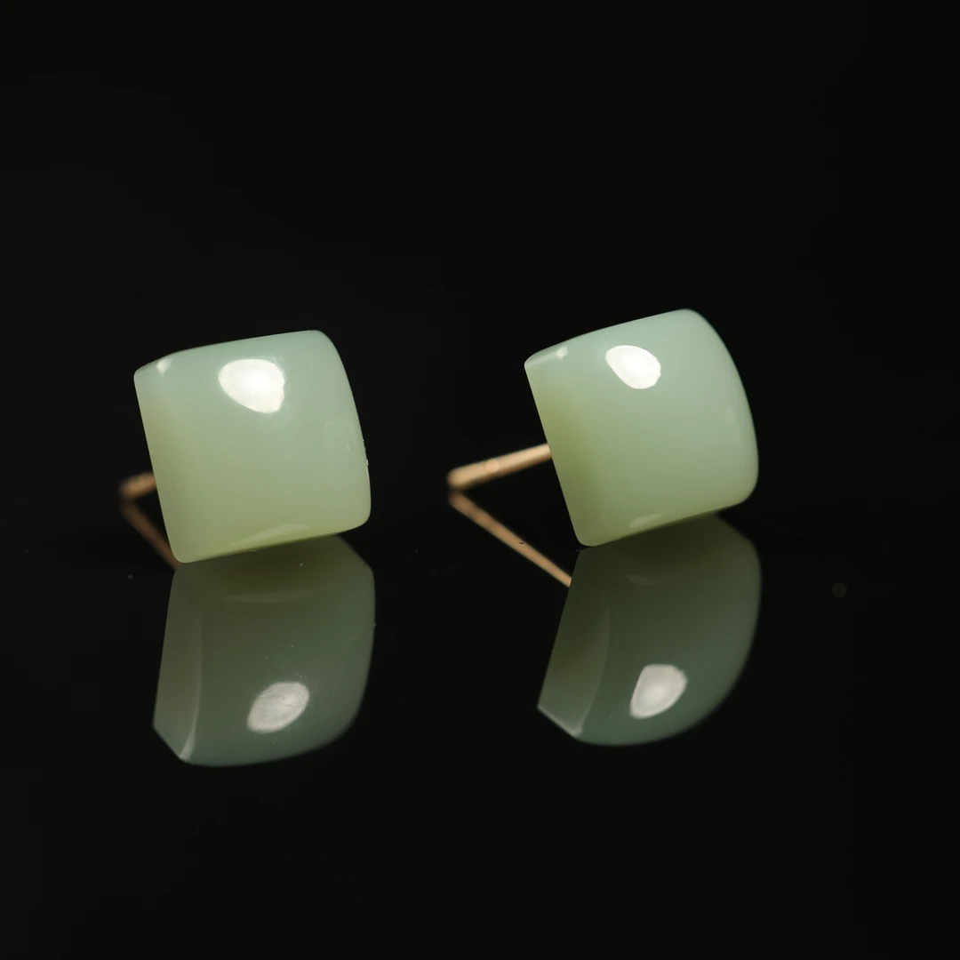 一团和气 | 严选精品和田玉高色粉青方耳饰