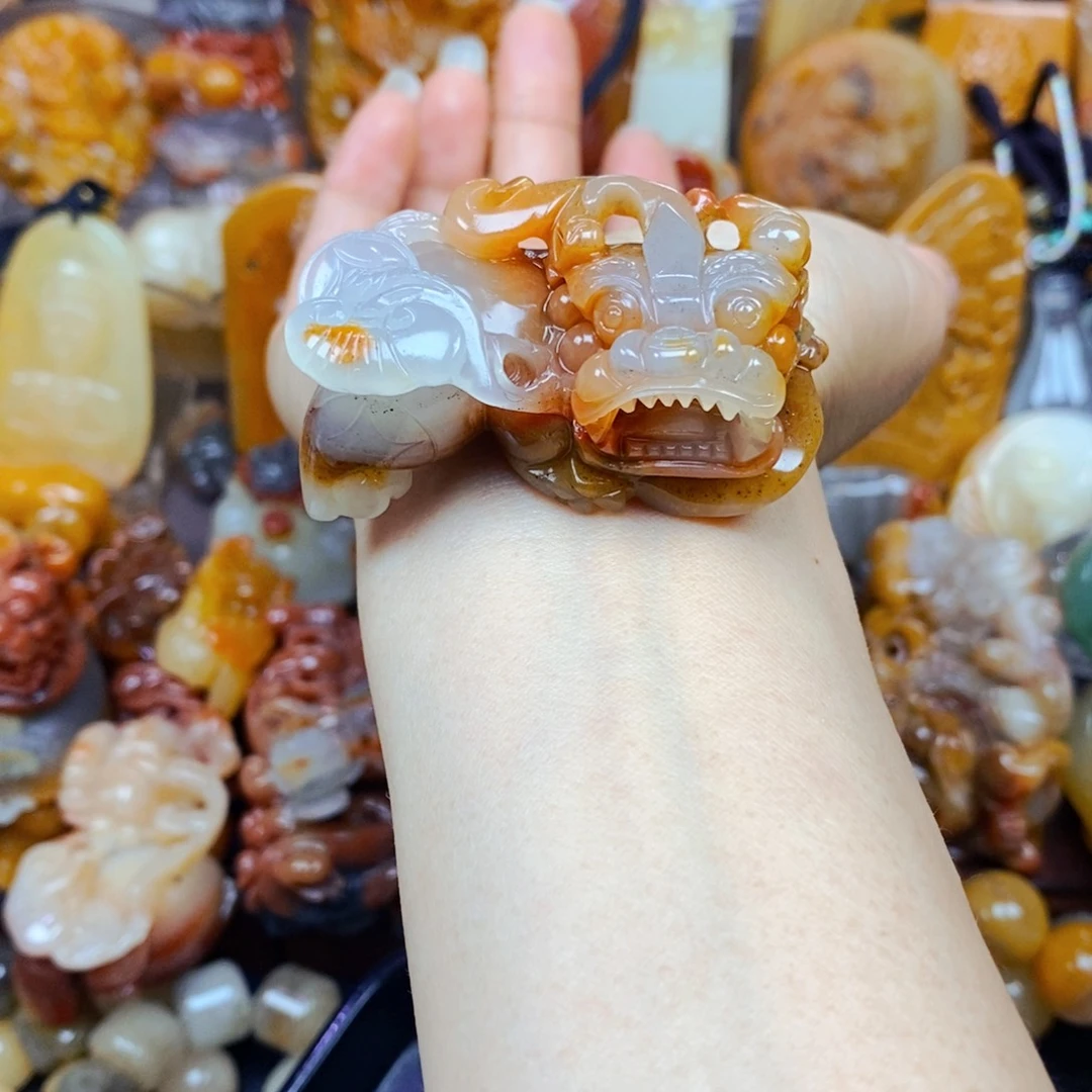 石英质玉(黄龙玉)未镶嵌颈饰
