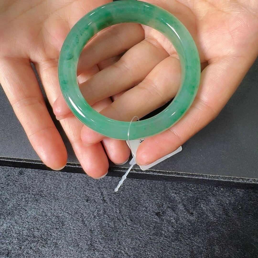 石英质玉（非洲翠）手镯未镶嵌