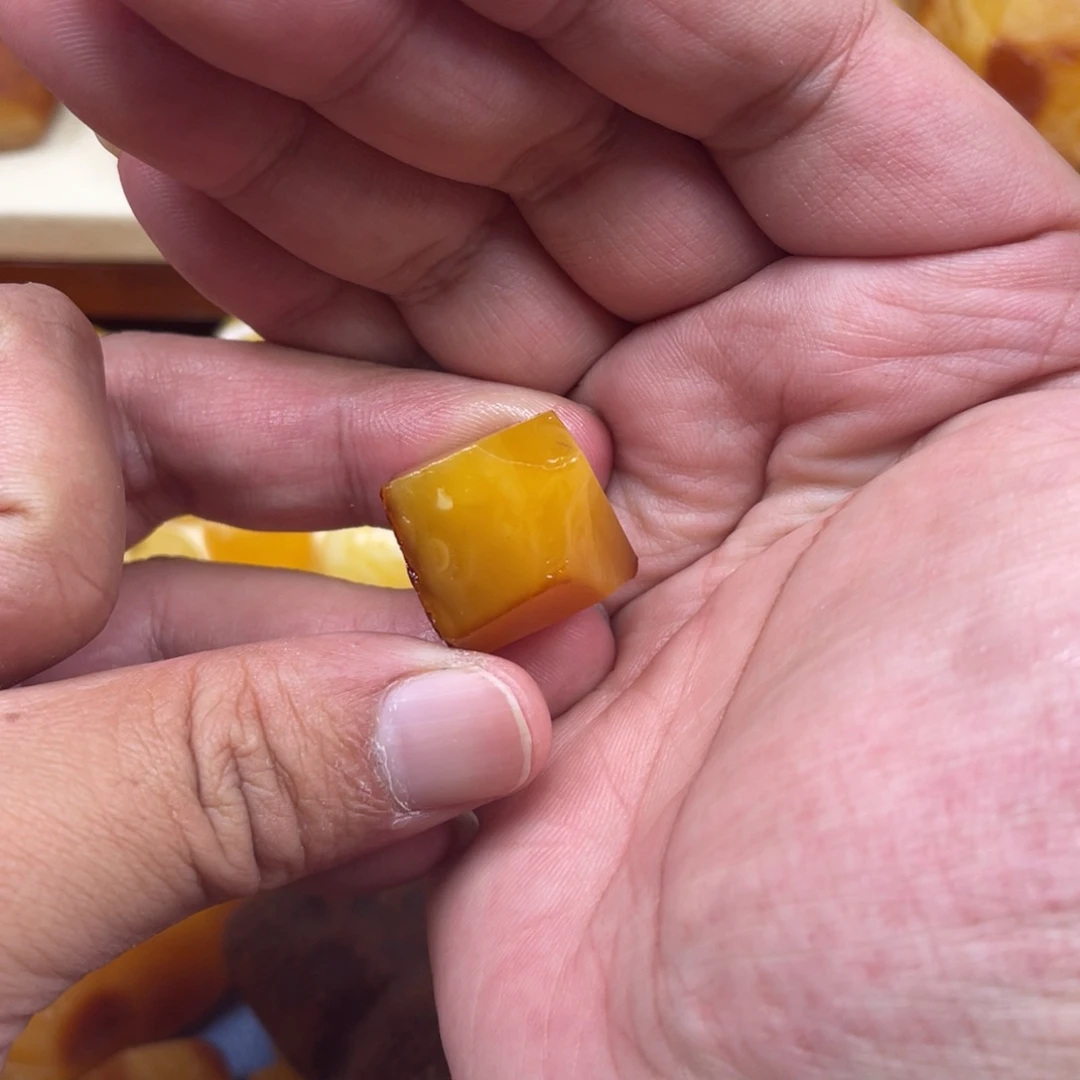 魏***风定制蜜蜡未镶嵌原石