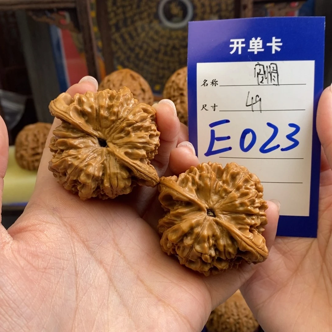 文玩核桃吊坠小****。官帽