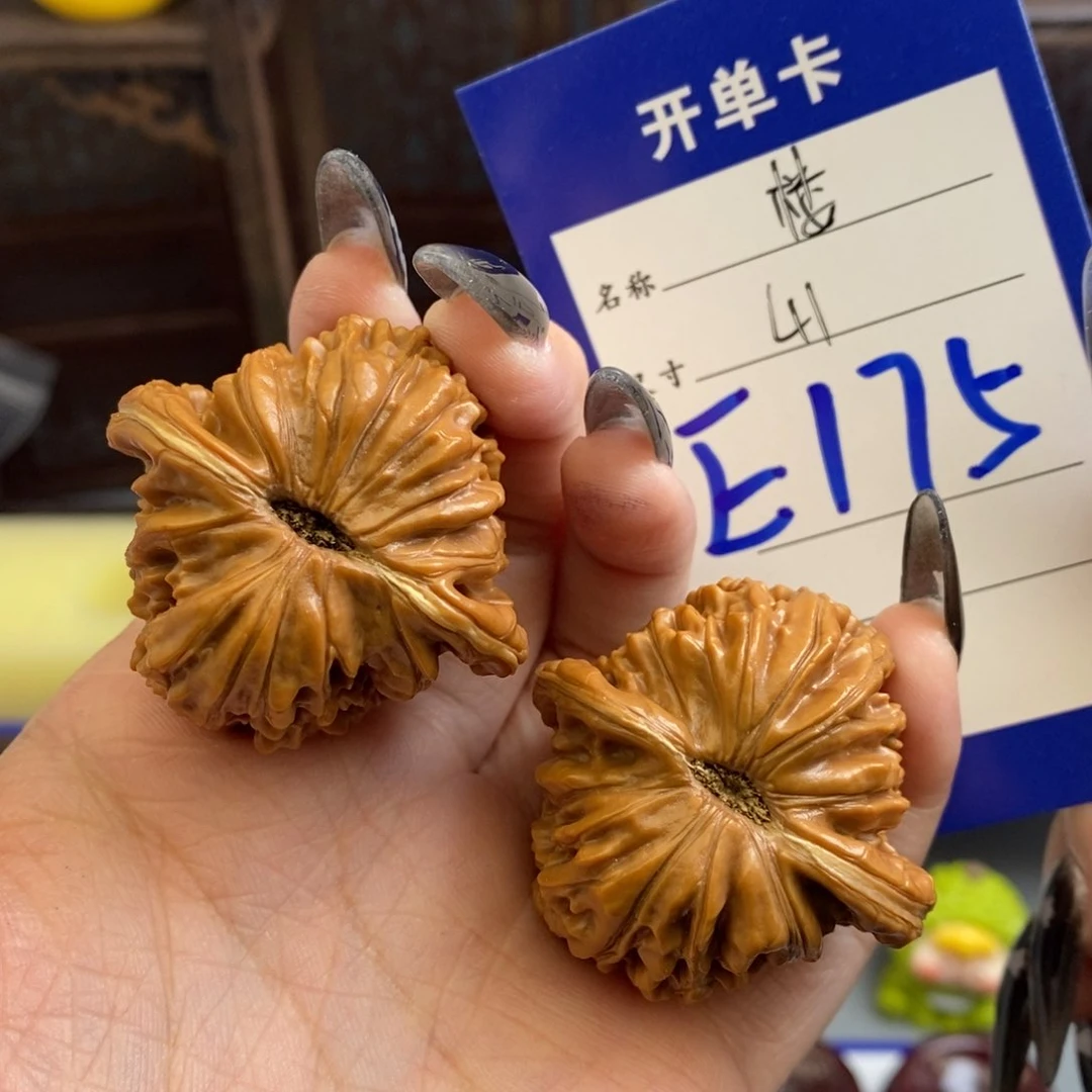 文玩核桃吊坠L****Ö楼子